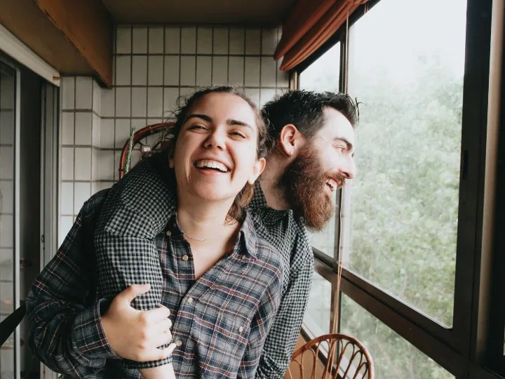 Pareja aliviada tras cancelar sus deudas con la Ley de Segunda Oportunidad