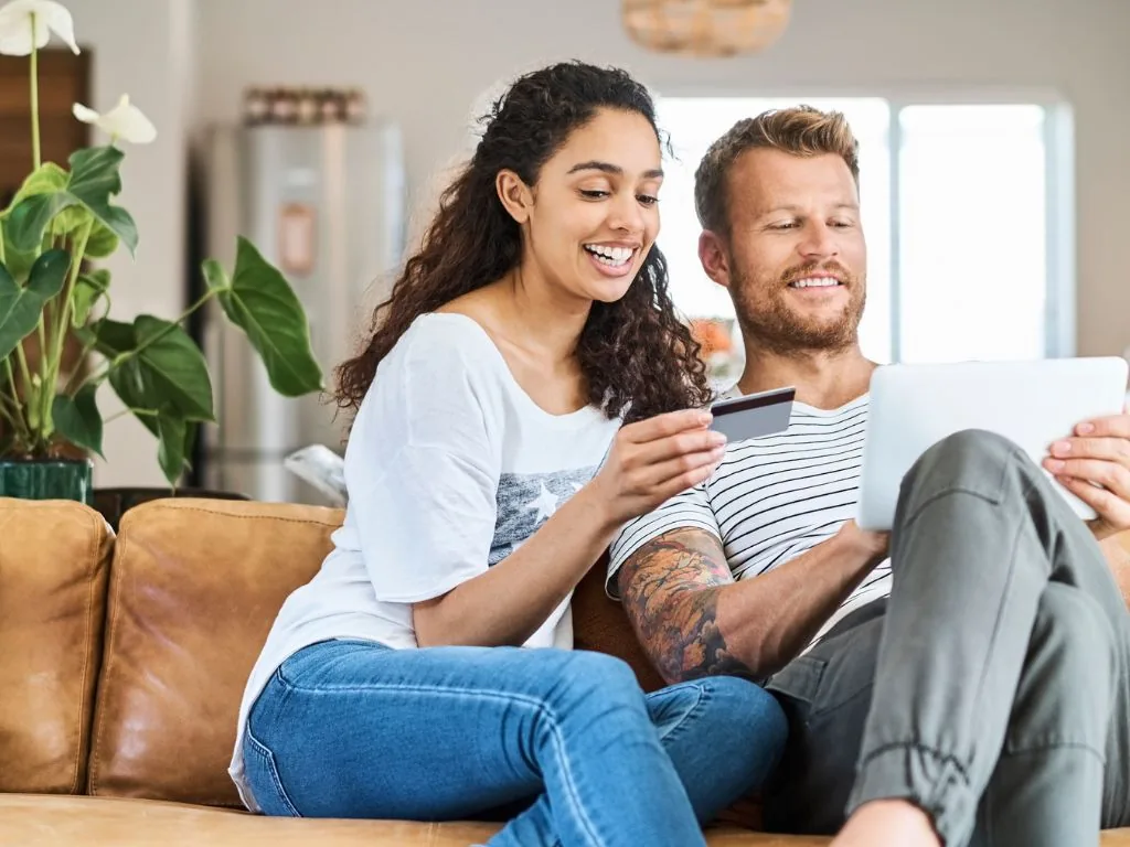 Pareja pidiendo un microcrédito con ASNEF para una reparación