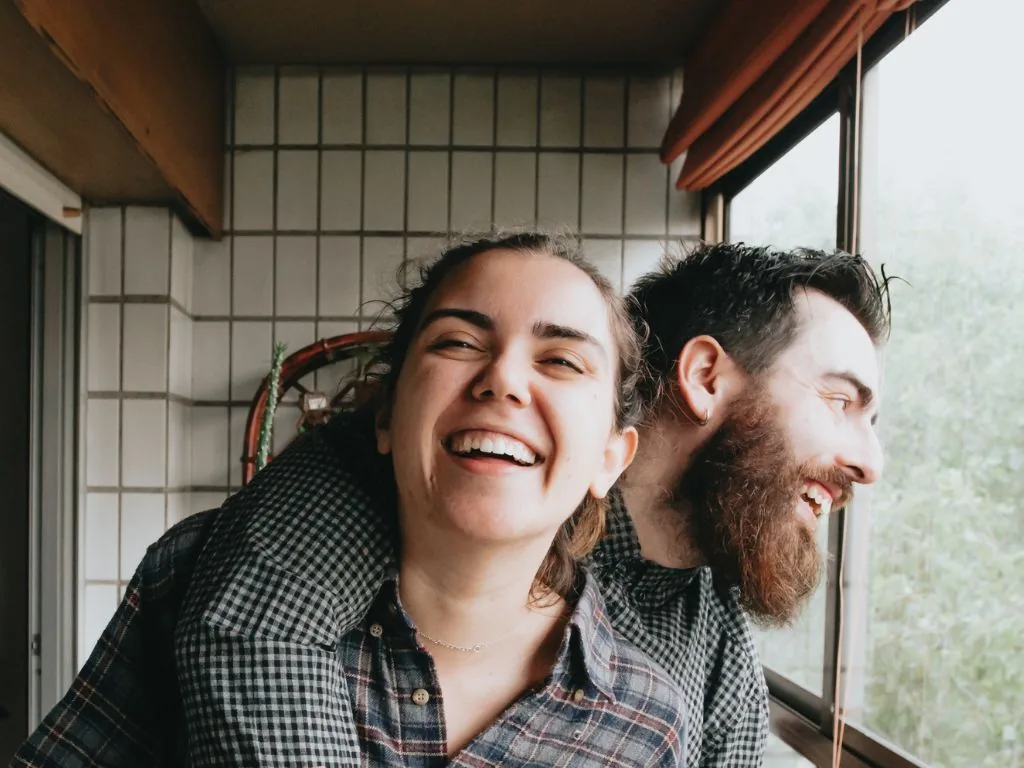 Pareja feliz tras conseguir un préstamo de hasta 1.500 € con ASNEF