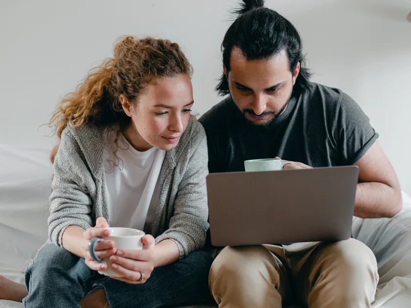 Pareja informándose sobre qué es ASNEF